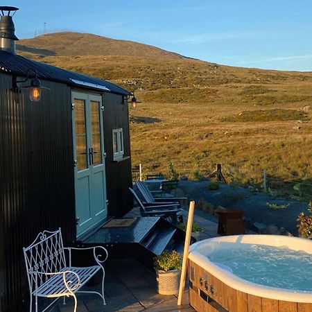 Black Hut At Slieve Croob Glamping Ballyward エクステリア 写真
