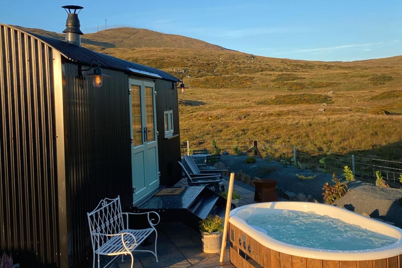 Black Hut At Slieve Croob Glamping Ballyward エクステリア 写真