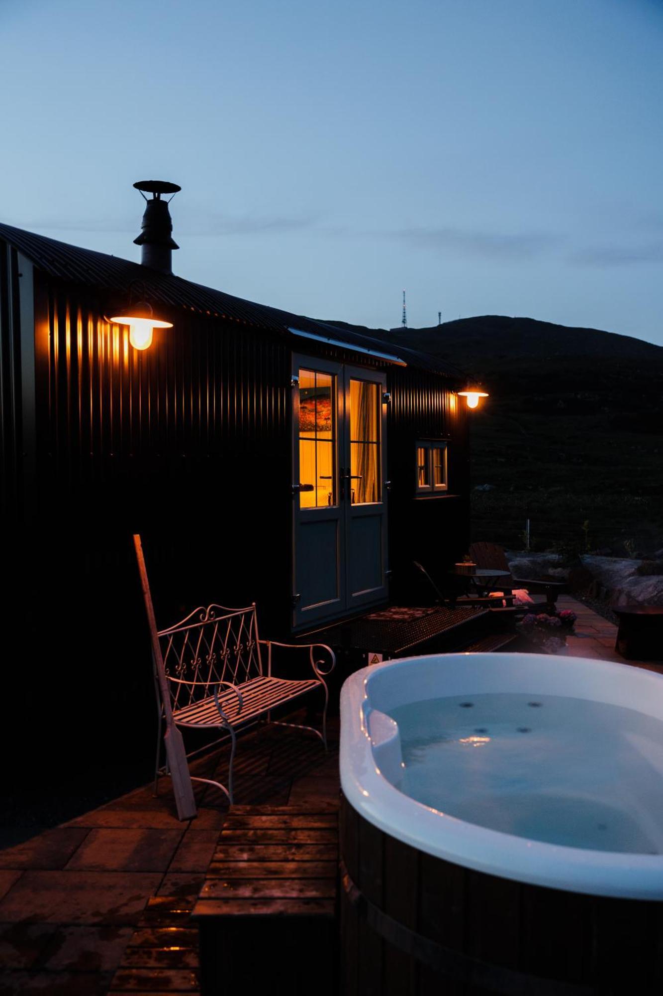 Black Hut At Slieve Croob Glamping Ballyward エクステリア 写真